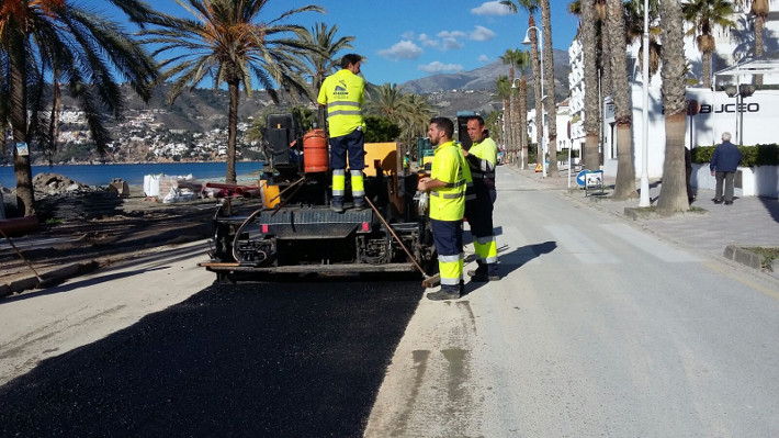 Comienzan el asfaltado de las obras de canalizaciones en el vial del paseo de La Herradura